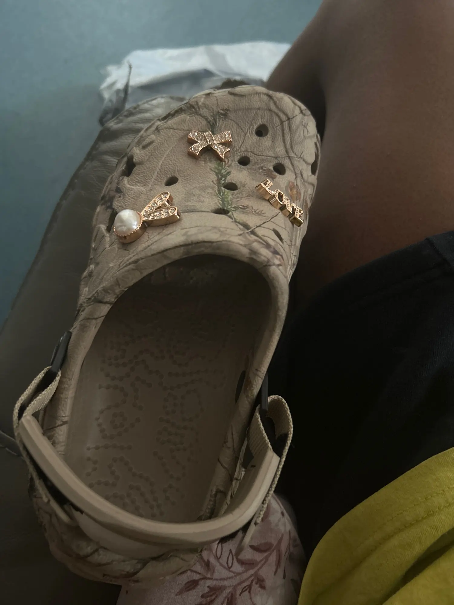 Sandales d'été pour hommes, nouvelles chaussures de jardin pour la maison, pantoufles confortables et légères pour hommes, tongs à fond souple antidérapantes, 2024 photo review