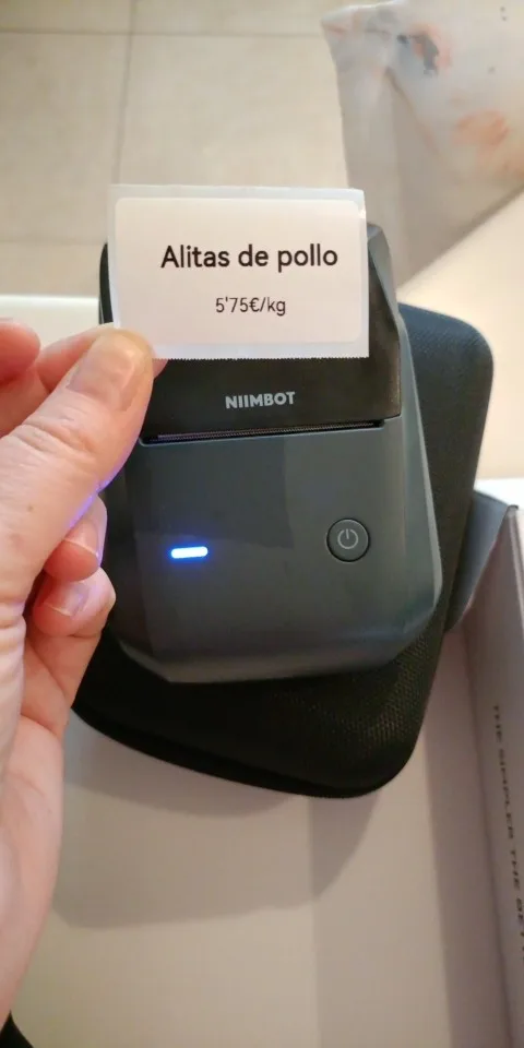 Mini impresora térmica de etiquetas Niimbot B1, impresora autoadhesiva portátil para pegatinas, rollos de etiquetas redondas, impresora Bluetooth con etiquetas UV photo review