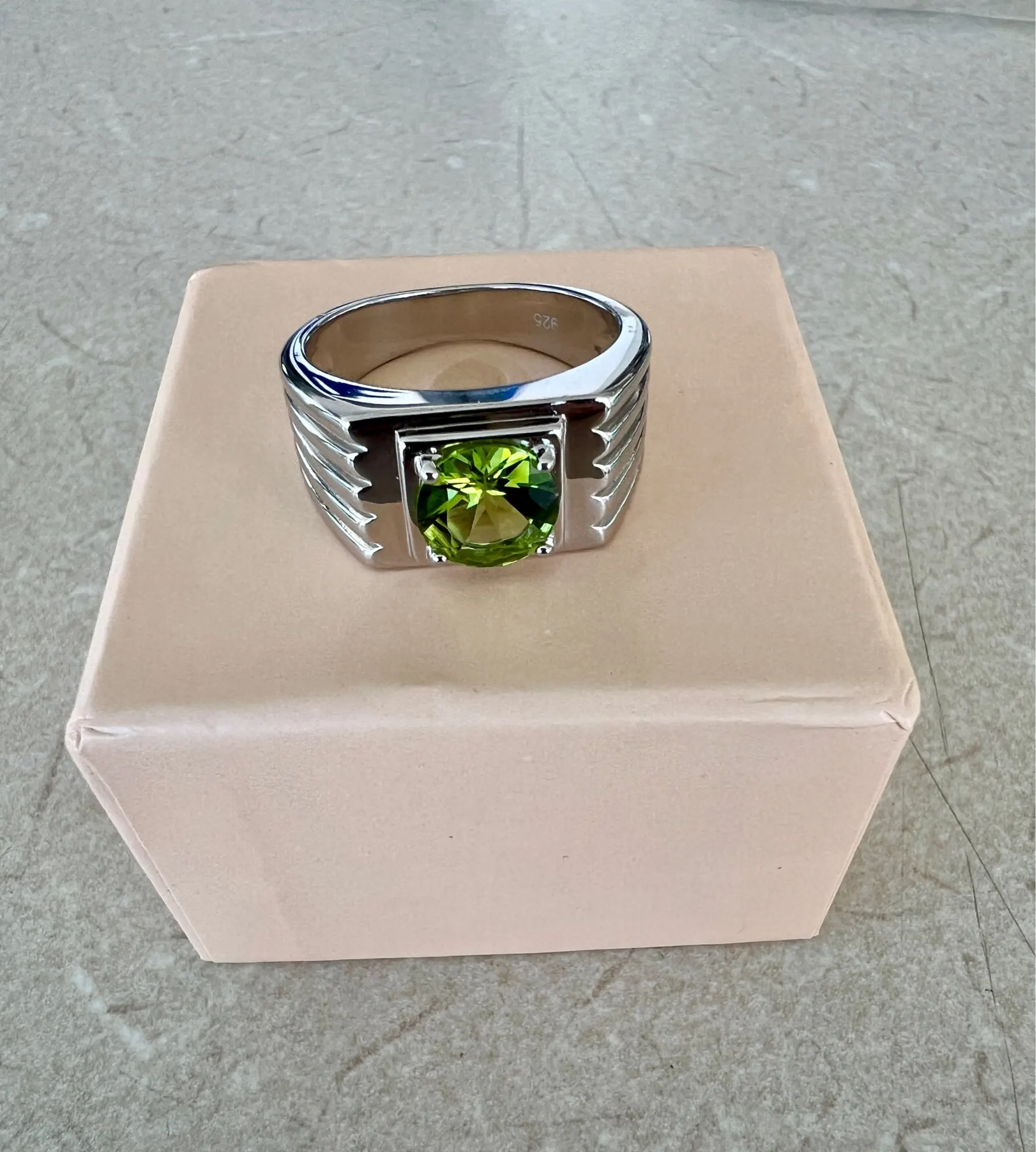 Bague avec Péridot pour homme - Force éclatante