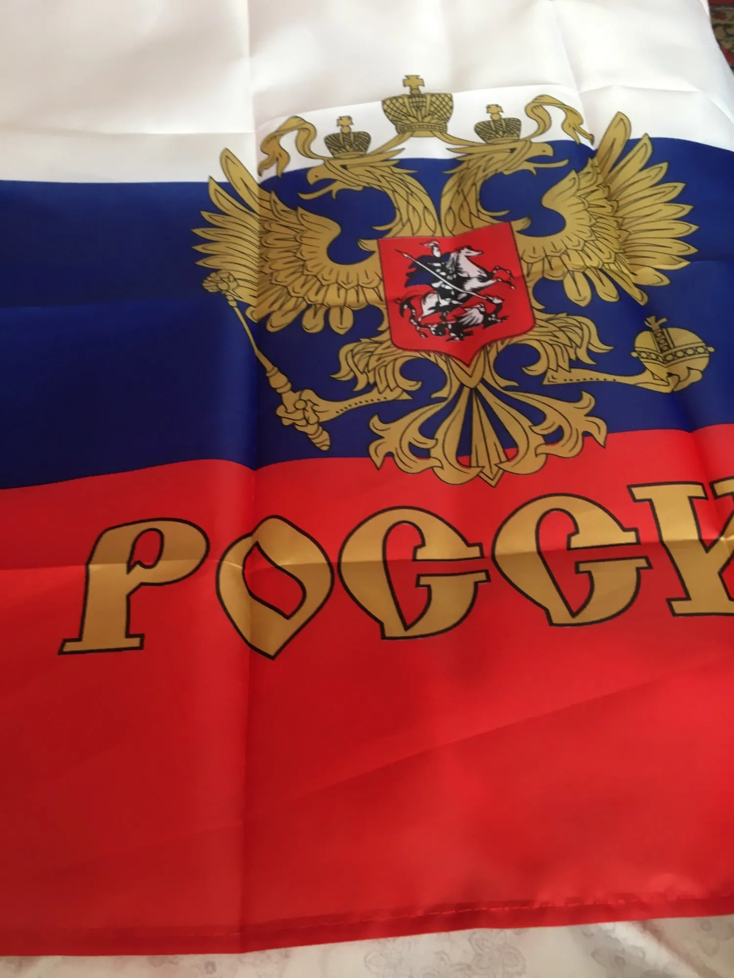 Толпа с флагами силуэт. Открытка на мальчишник. Флаг идти. Флаг на флагштоке. Флаг суда россии.