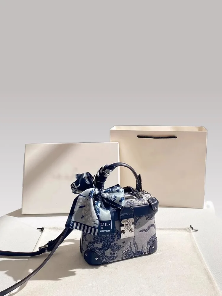 حقيبة يد عصرية ورائجة، تتميز بتطريز أنيق وأوشحة رق...