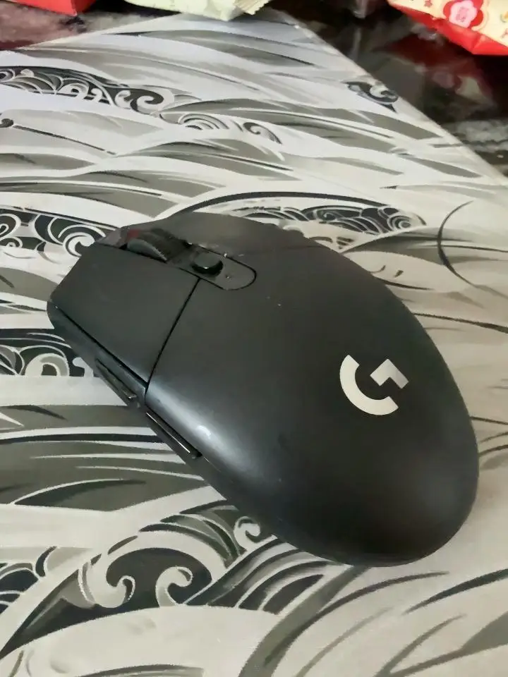 Logitech G304 Lightspeed Wireless Mouse 12K DPI 6 Buttons photo review