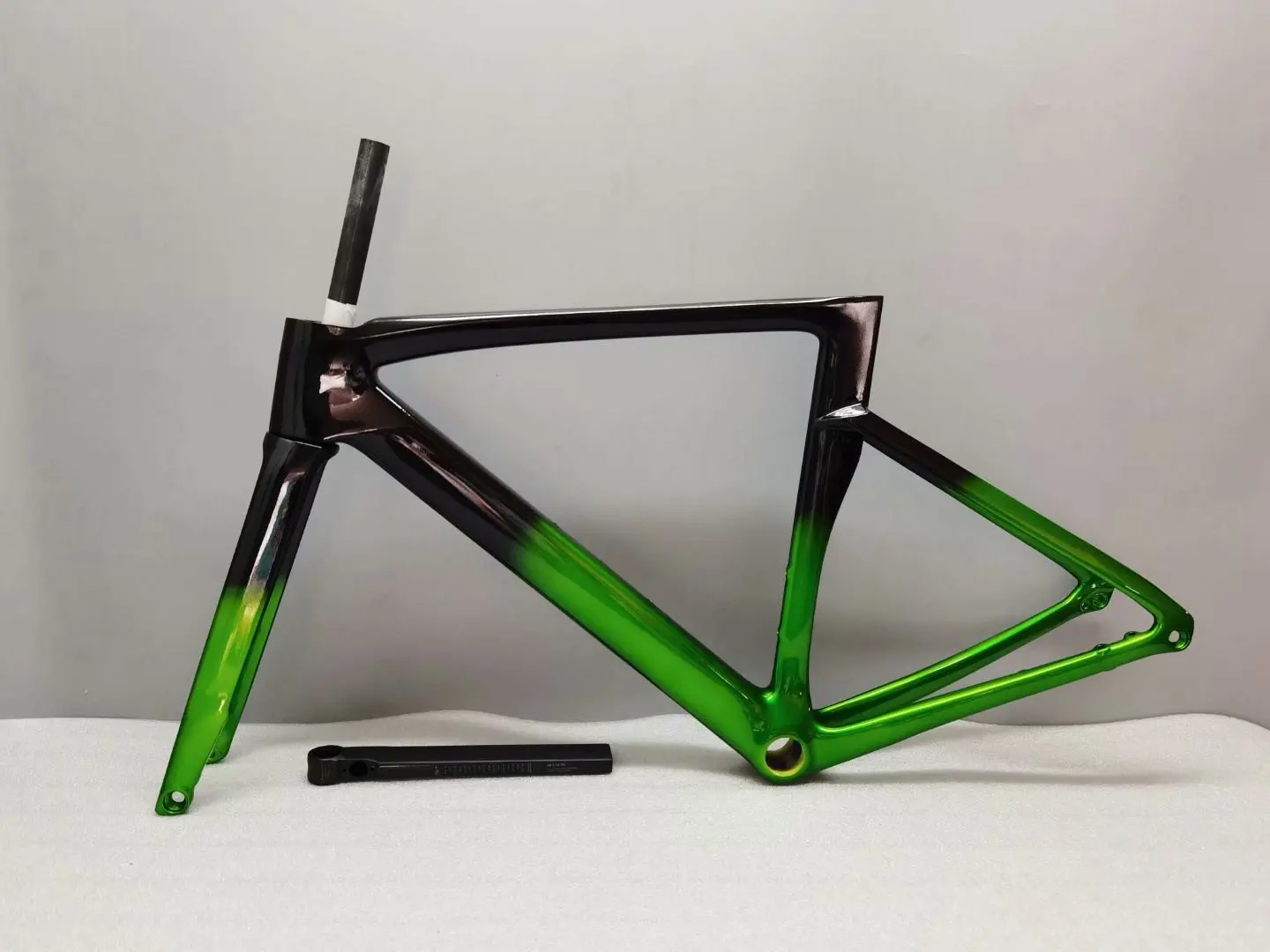 

2024 style top sale carbon bike frame custom paint logos disc cycling carbon frame ud glossy t1000 green black pro bike frameset