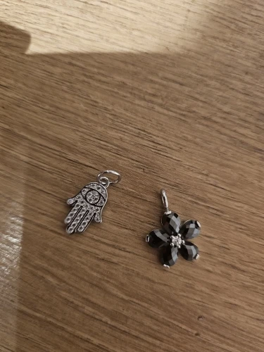 925 Silver Hand Pendant with Zircon Detail photo review