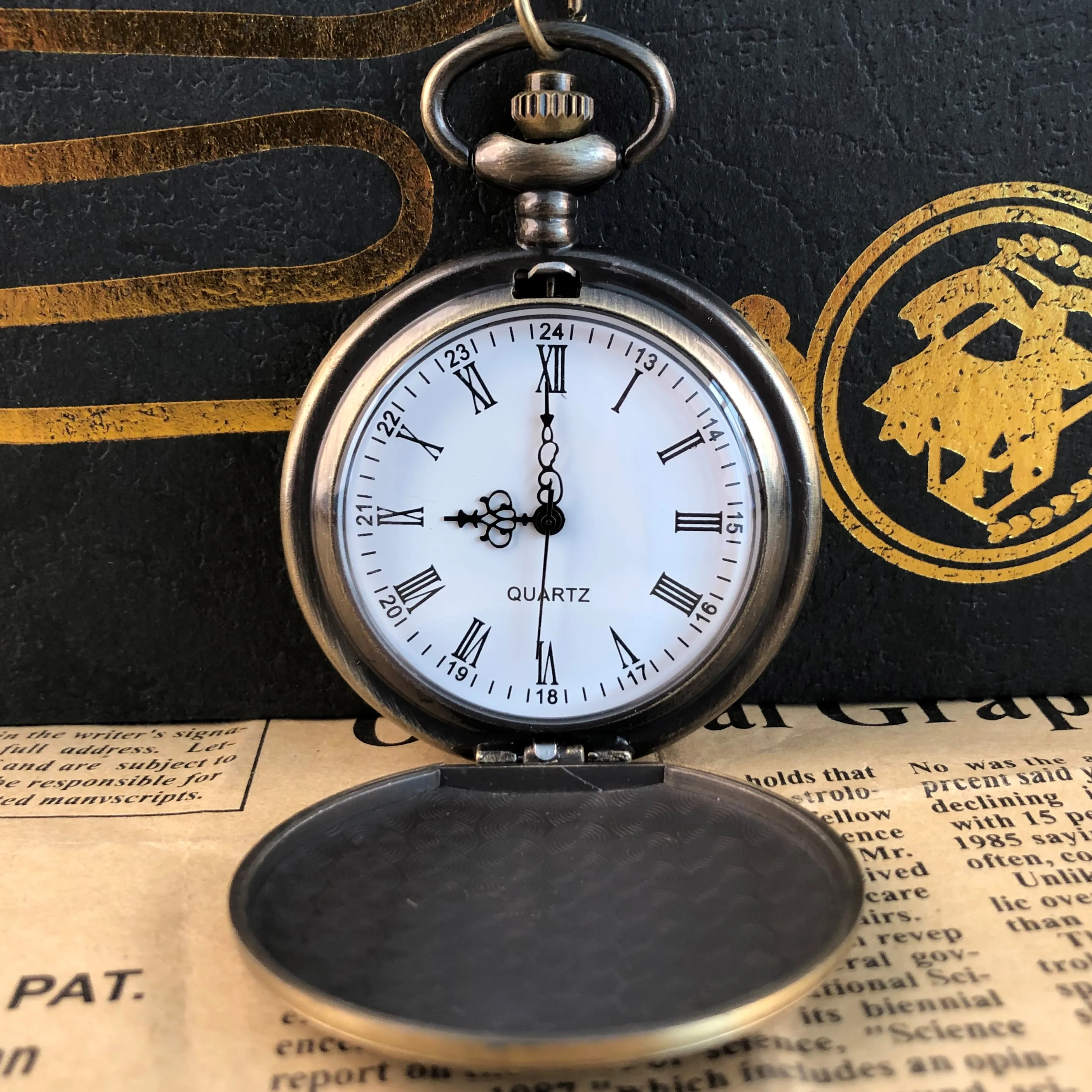 Рисунок 2 - Бронзовые антикварные военные кварцевые карманные часы