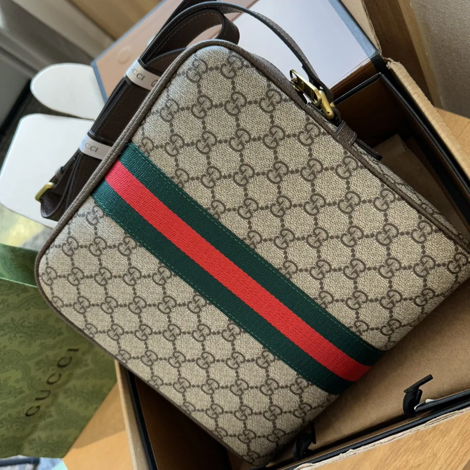 【極美品】グッチ ショルダーバッグ メッセンジャー シマ レザー ネイビー 紺色 GUCCI ショルダーバッグ レザー GG金具 ネイビー オールドグッチ