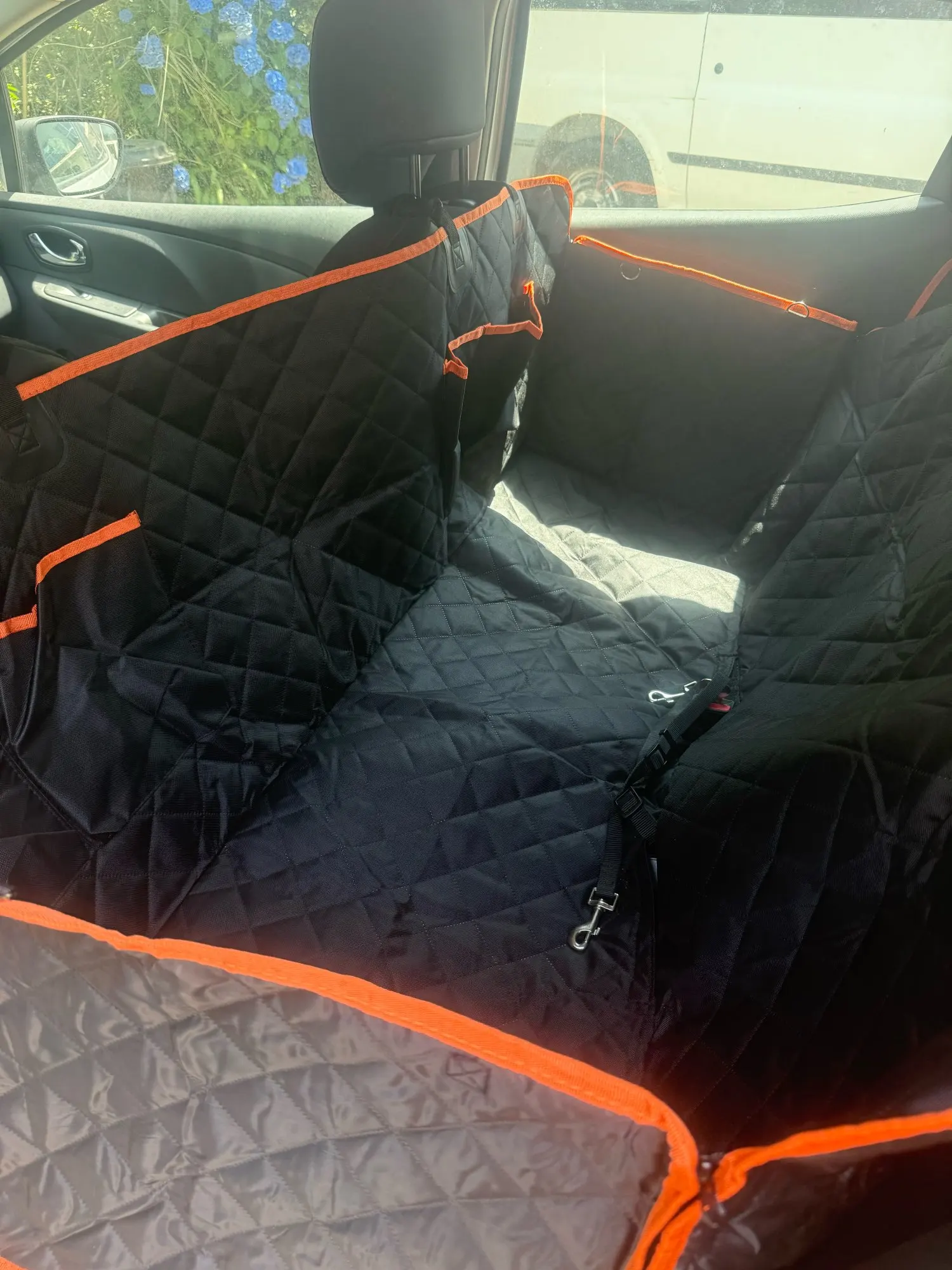 Funda ideal para asiento de automóvil, actualiza tus asientos de automóvil con esta funda para hamaca para perros impermeable y resistente a los arañazos. photo review