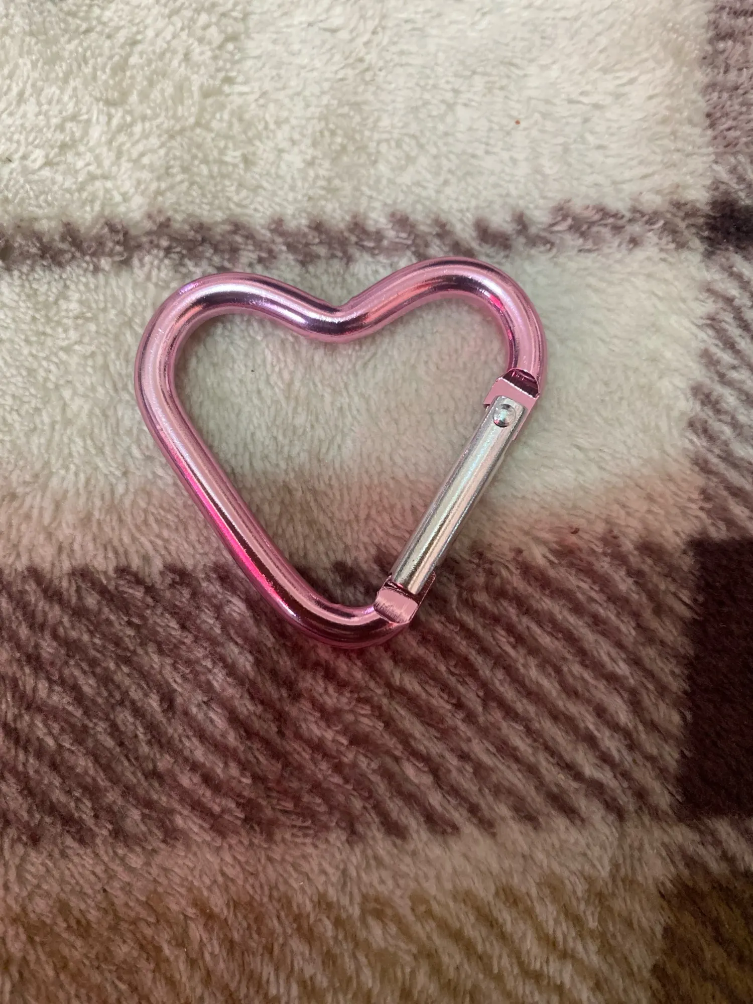 1 Pcs Heart-shaped Aluminum Carabiner Key Chain Clip Outdoor Keyring Hook Water Bottle Hanging Buckle Travel Kit Accessories photo review