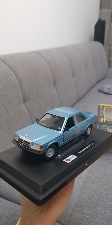 Bburago 1:24 1987 Mercedes Benz 190E simulation alloy car model crafts decoration collection toy tools gift photo review