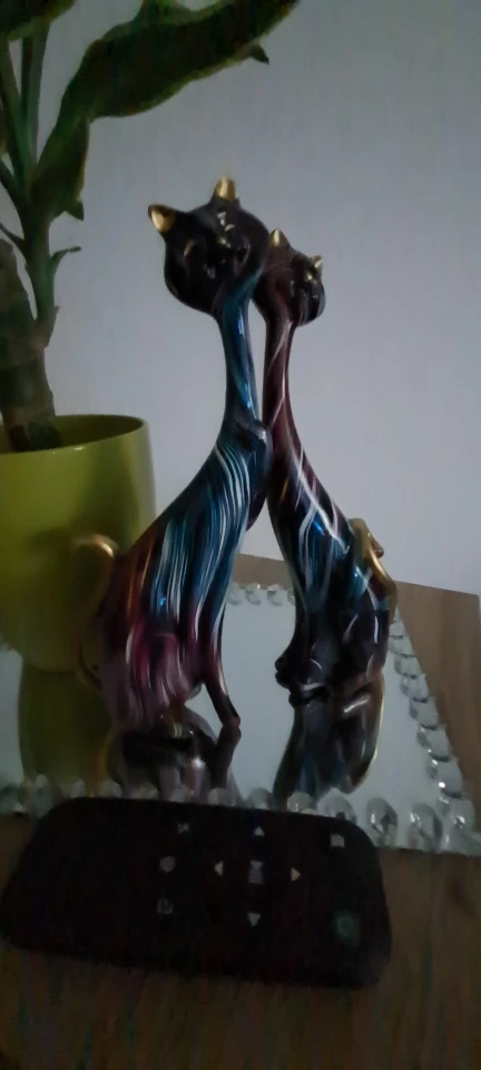 Graffiti Cat: Nordic Art Oil Painting Resin Cat Sculpture - Abstract Ornaments for Bedroom Desktops or Porches photo review