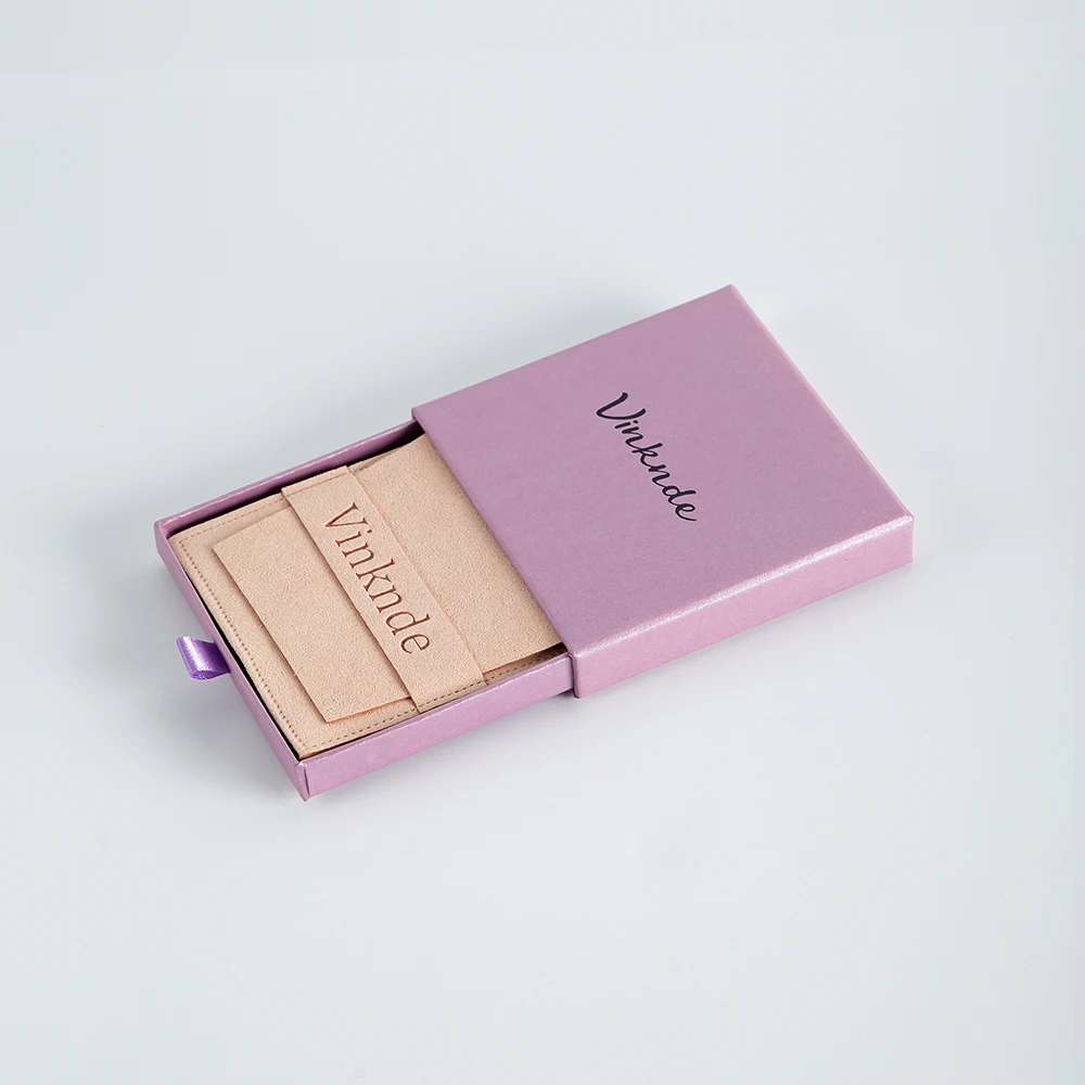 7x7x1,7cm Lila Schubladenbox aus Karton mit individuellem Logo, Mikrofaser-Schmuckbeutel, kleine Ring- und Broschenverpackung, personalisiert – Detail 9