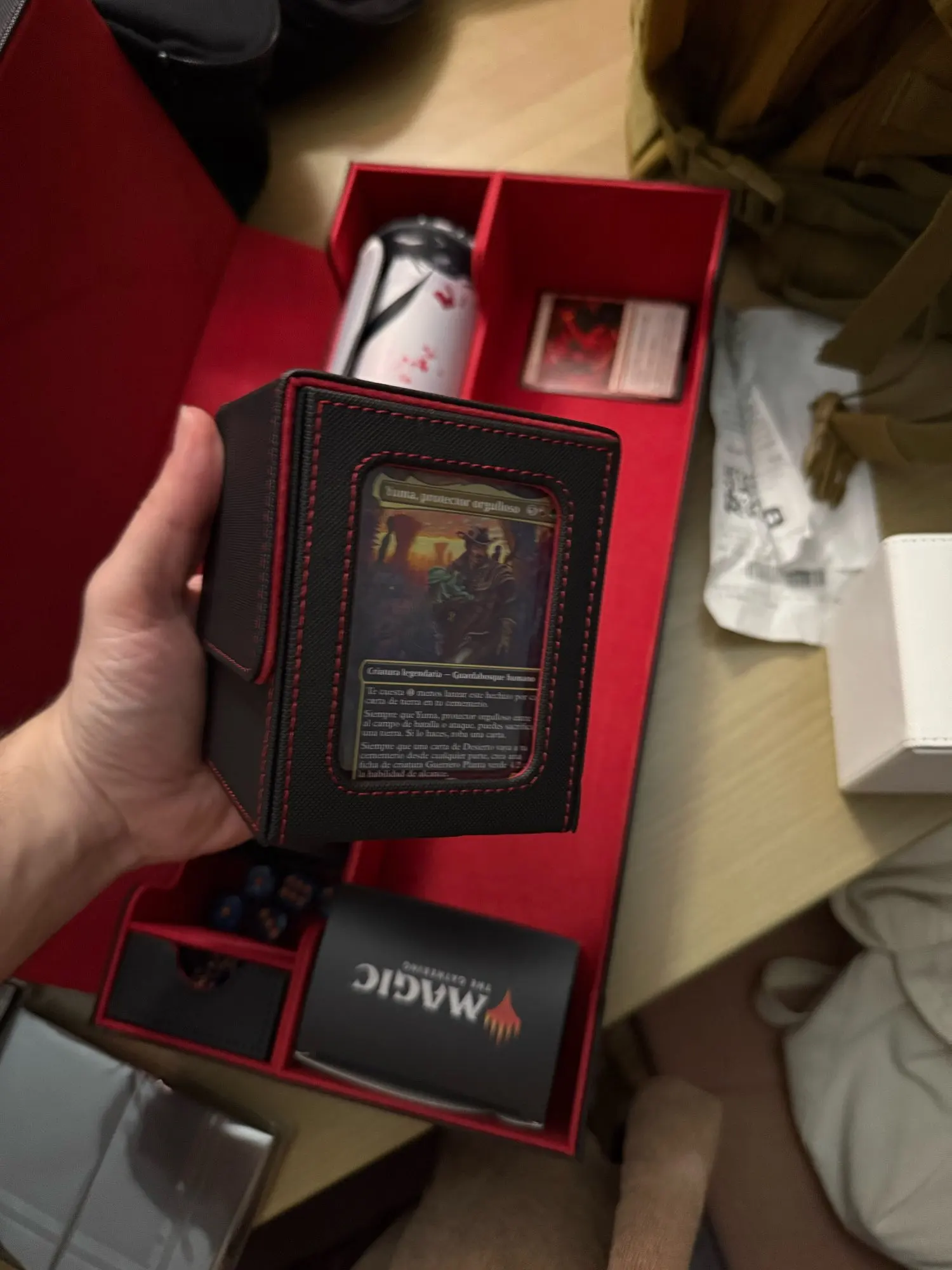 Caja de baraja de cartas con ventana de visualización, capacidad para 120 + tarjetas de una sola manga, cierre magnético, adecuada para tarjetas CCG, tarjetas de juego mágicas photo review