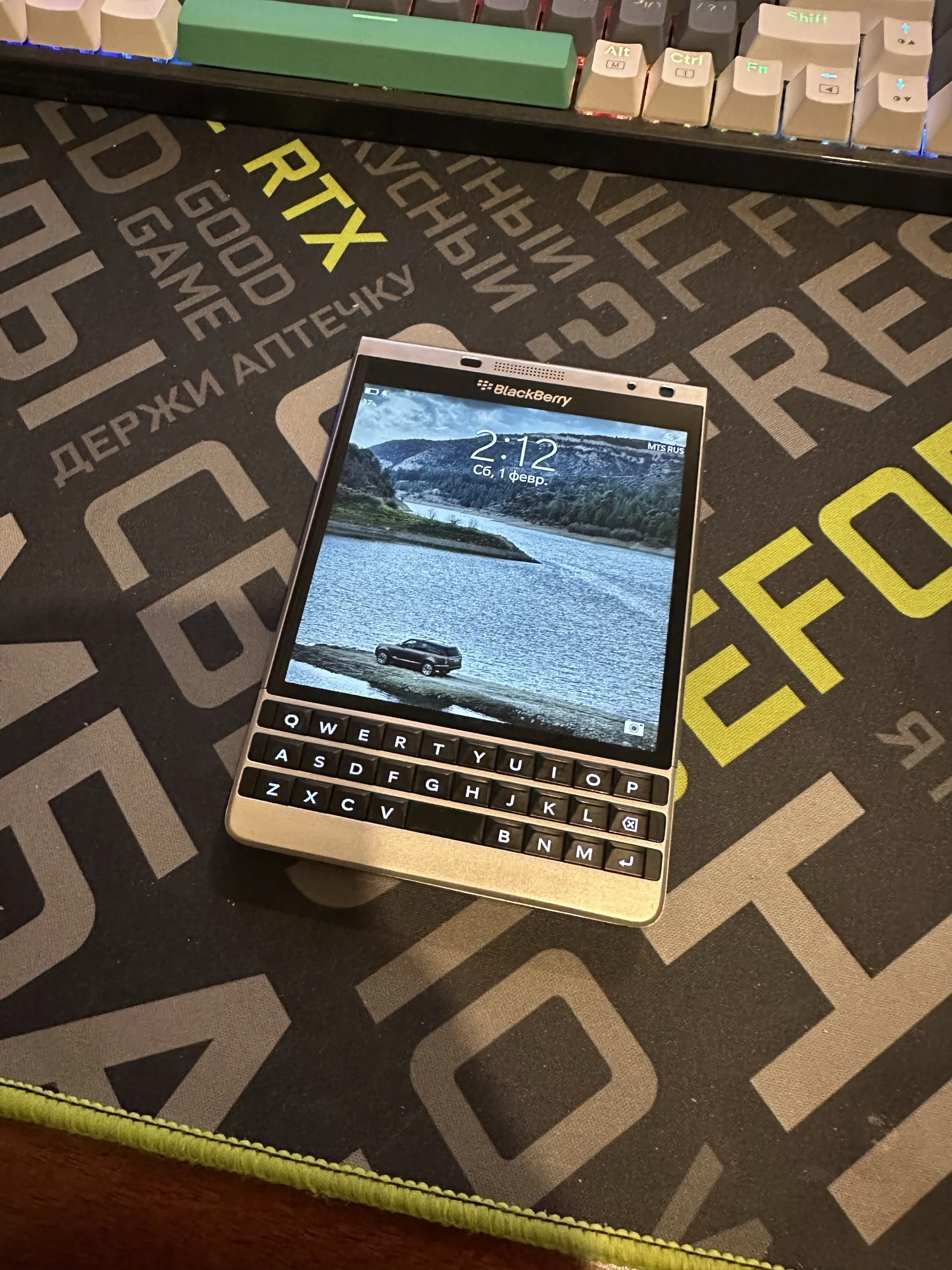 Blackberry Passport Silver Edition Q30-4 Refurbished-Unlocked Q30