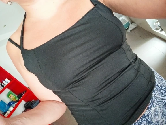 Trendy Off-Shoulder Tank Top with Artistic Tear Stitch Design photo review