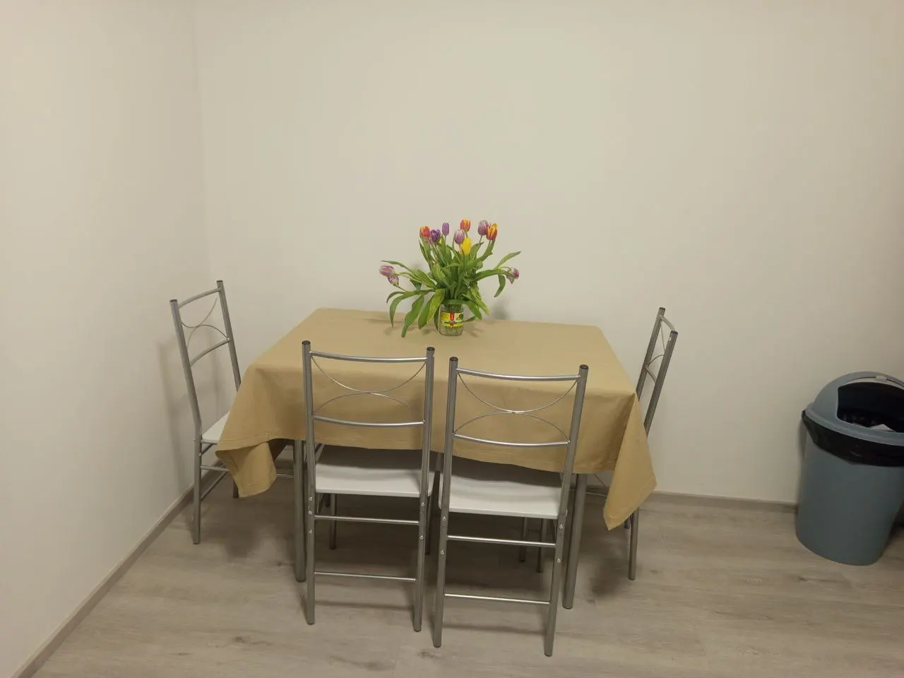 Esszimmer-Set, Esstisch mit 4 Stühlen für 4-Sitzer, Metallrahmen, Küchentisch, rechteckiger Restauranttisch, Esszimmermöbel photo review