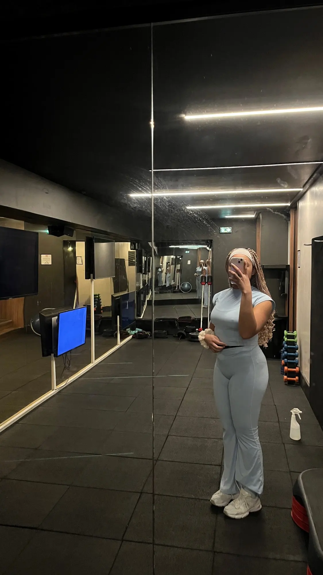 Stylish Women's Yoga Set: Luxurious Crop Top & High-Waist Leggings photo review