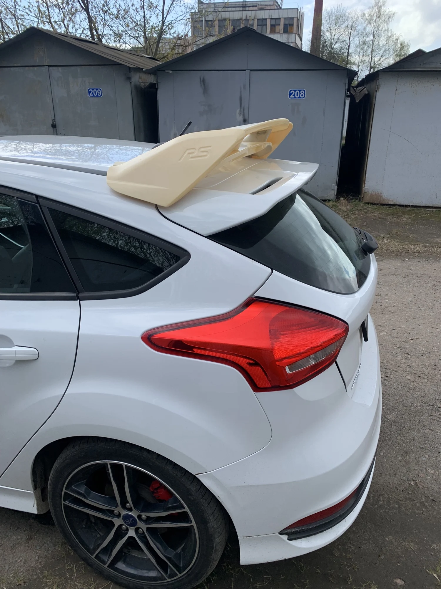 Octavia a8 rs спойлер. Спойлер rs ford focus 2. Задний спойлер на форд фокус 2. Спойлер rs. Спойлер rs для ford focus 2 хэтчбек.