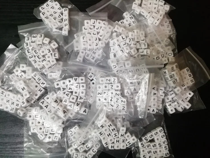 CHONGAI 20Pcs Cube Acrylic Letter Beads Single Alphabet A-Z White