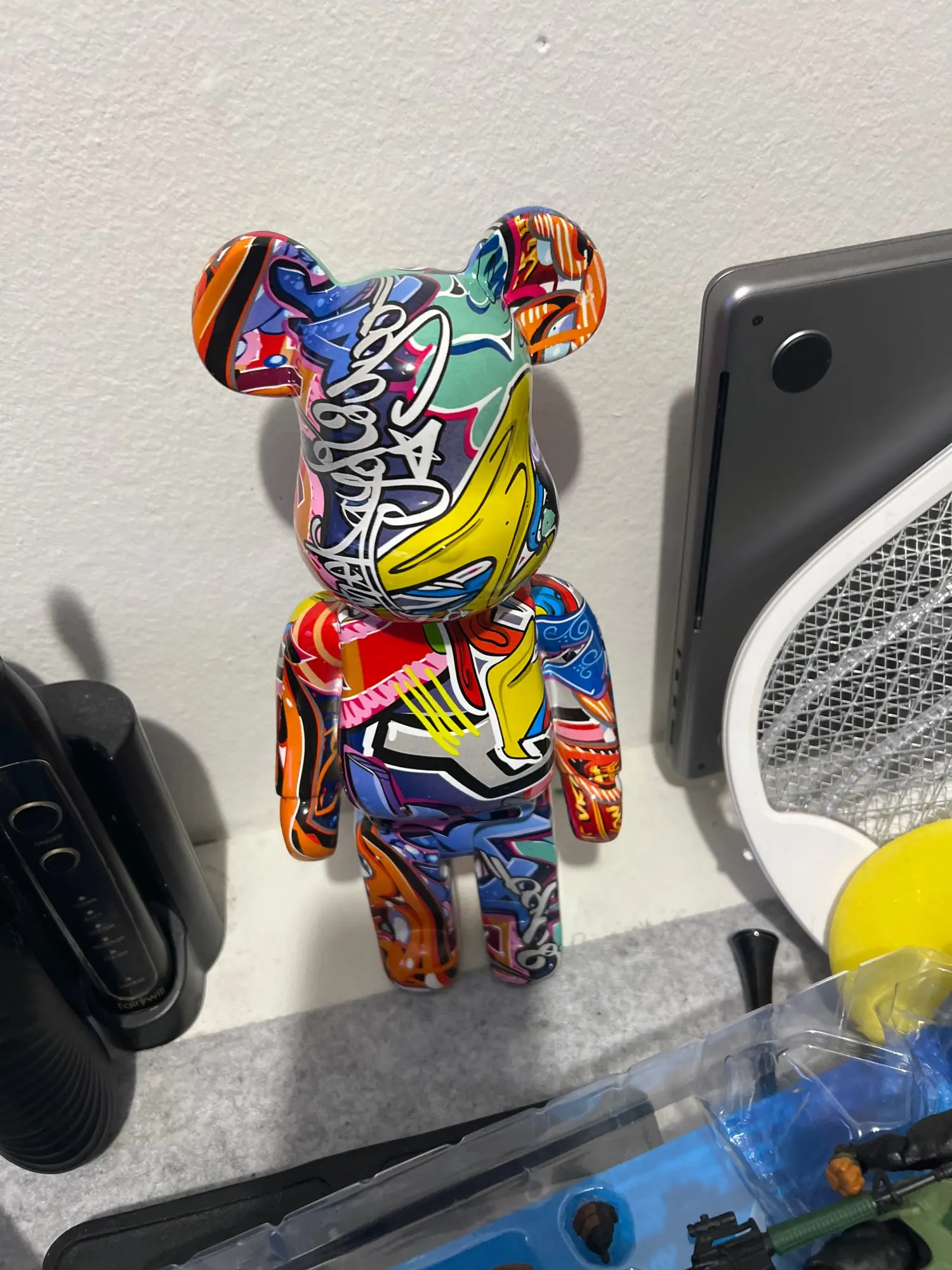 Urban Chic: 27cm Graffiti Bear Figurine - A Modern Artistic Touch for Home Décor photo review