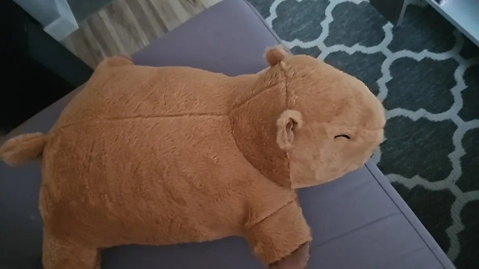 Capivara Fofeza® de Pelúcia – Estilo Almofada