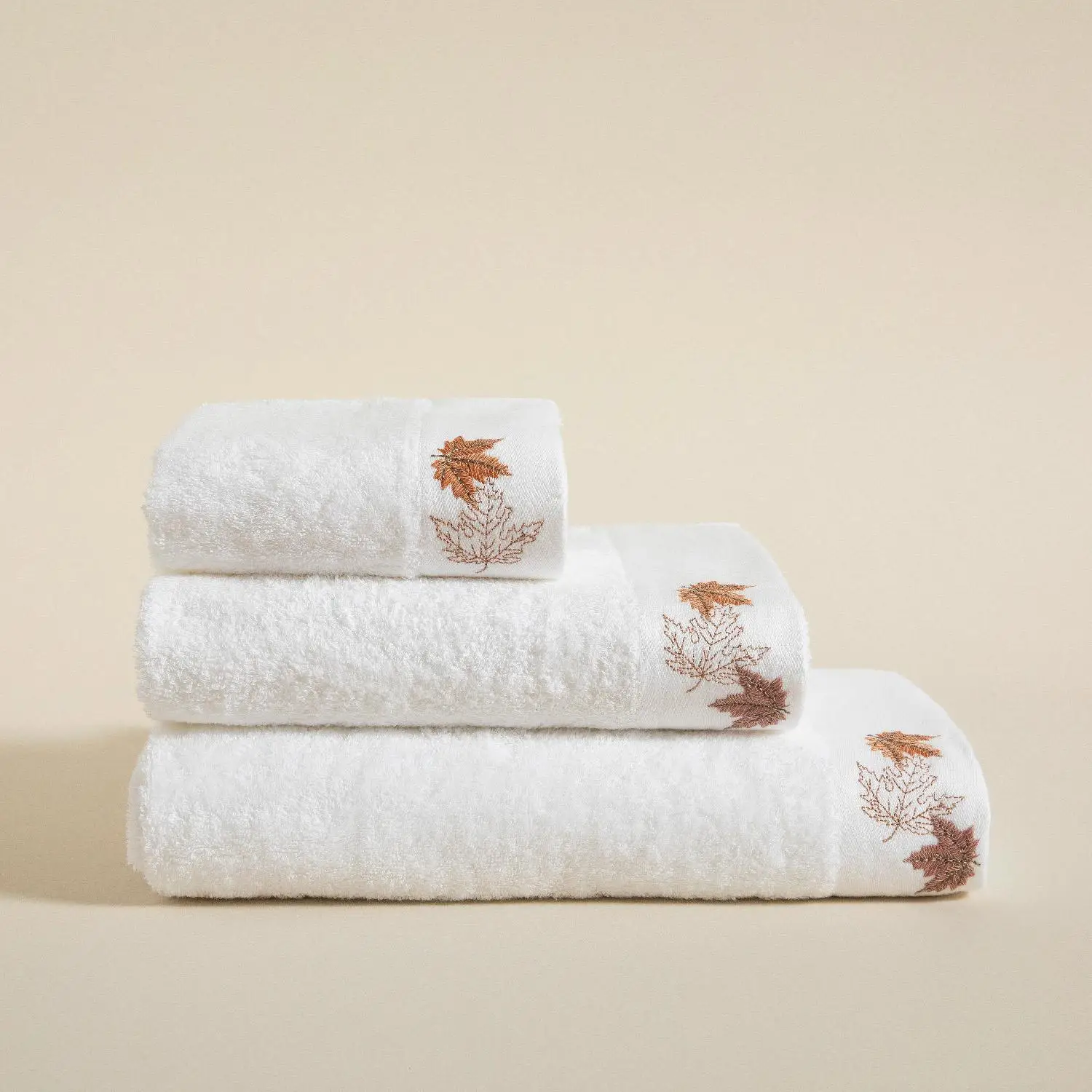 

Livia Hand Towel 30x50 cm White A magical