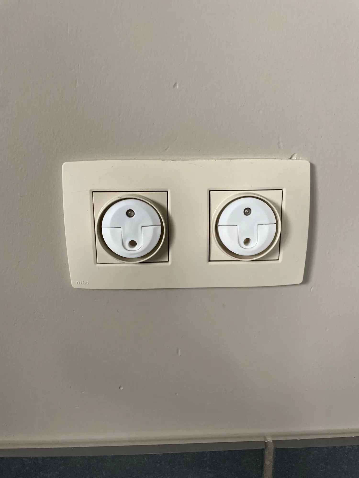 10pcs Anti-Shock Socket Covers - European Regulations Safety Covers for Power Outlets photo review