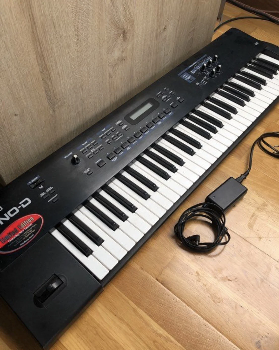 

Качественные значения, клавиатура Roland Juno-DS 61 с синтезатором клавиш с кабелем питания, чехол