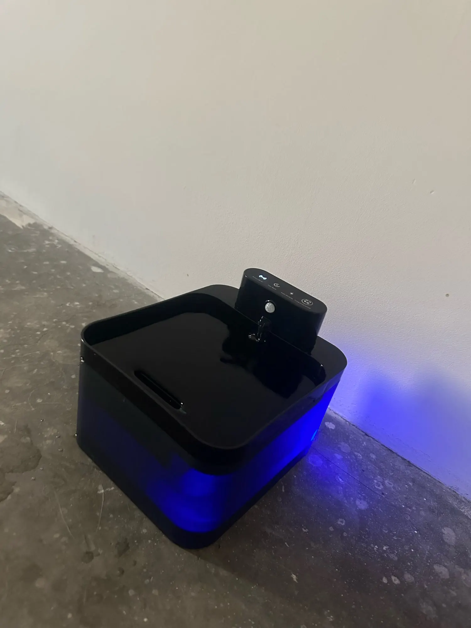 2.2L 5V Wireless Charging Cat Fountain Operated Automatic Pet Drinking Water With Motion Sensor Dog Cat Water Dispenser Bowl photo review