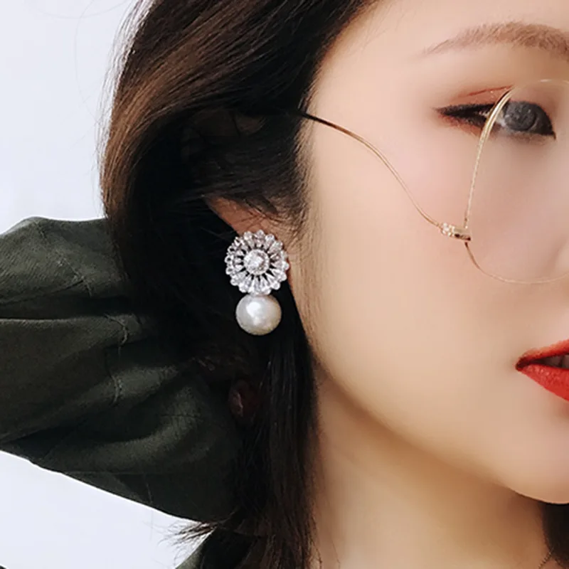 

2023 Baroque Fashion Vintage New Delicate Flower Zircon Imitation Pearl Earrings Women Sweet Engagement Dinner Jewelry