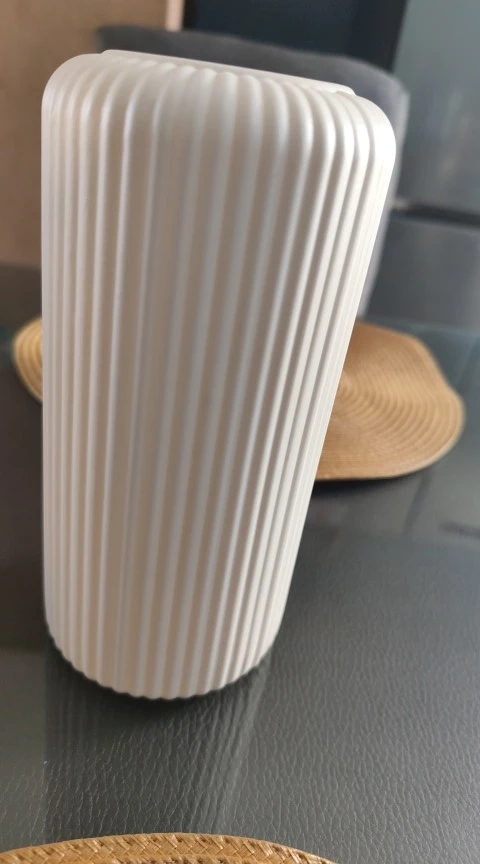 Vase en plastique semblable à une céramique rayé pour fleurs, présentoir d'arrangement floral décoratif, petit vase à fleurs créatif photo review