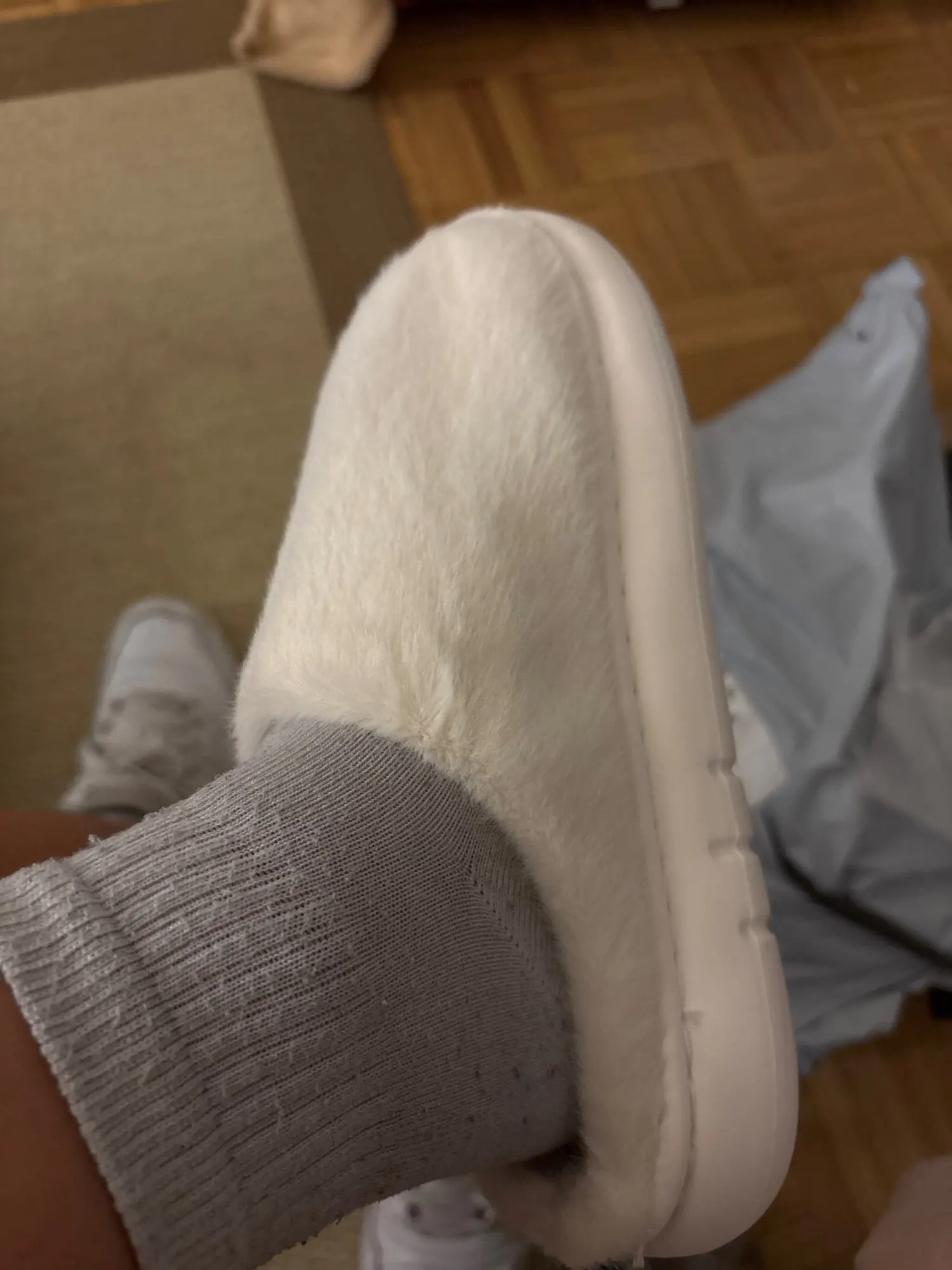 Zapatillas cálidas de piel sintética para mujer, zapatos de casa de algodón antideslizantes con cubierta de punta de felpa, chanclas interiores suaves y acogedoras con suela gruesa, invierno photo review