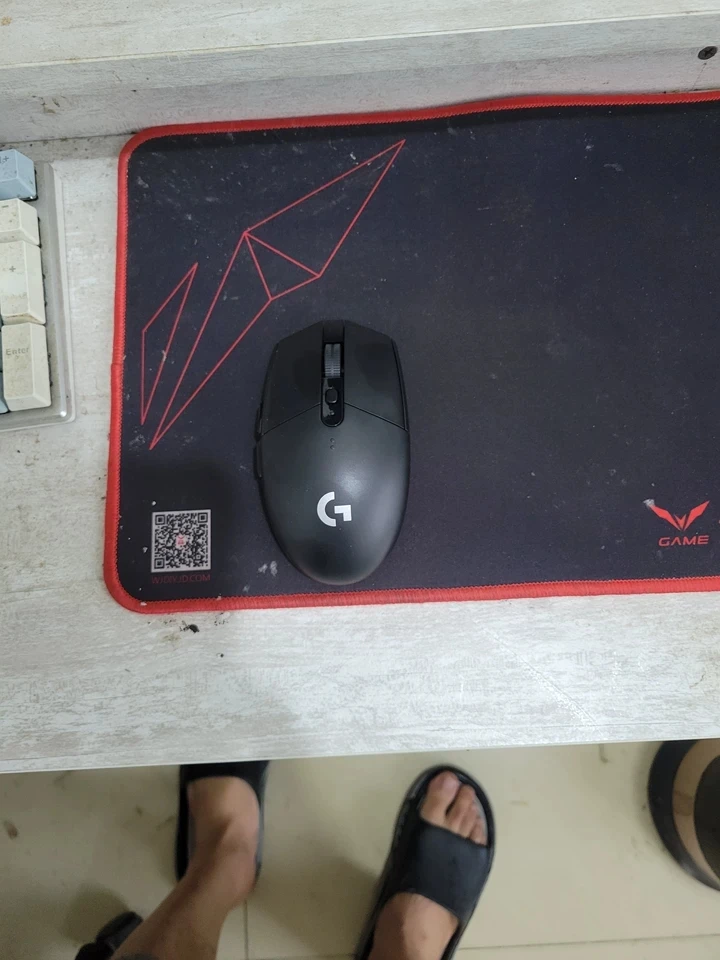 Logitech G304 Lightspeed Wireless Mouse 12K DPI 6 Buttons photo review
