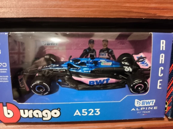 Bburago 1:43 Ferrari SF24 F1 Modelo de coche 2024 Temporada 16 # Leclerc 55 # Regalo de juguete de carreras de fórmula fundido a presión de vehículo de lujo de aleación Sainz photo review