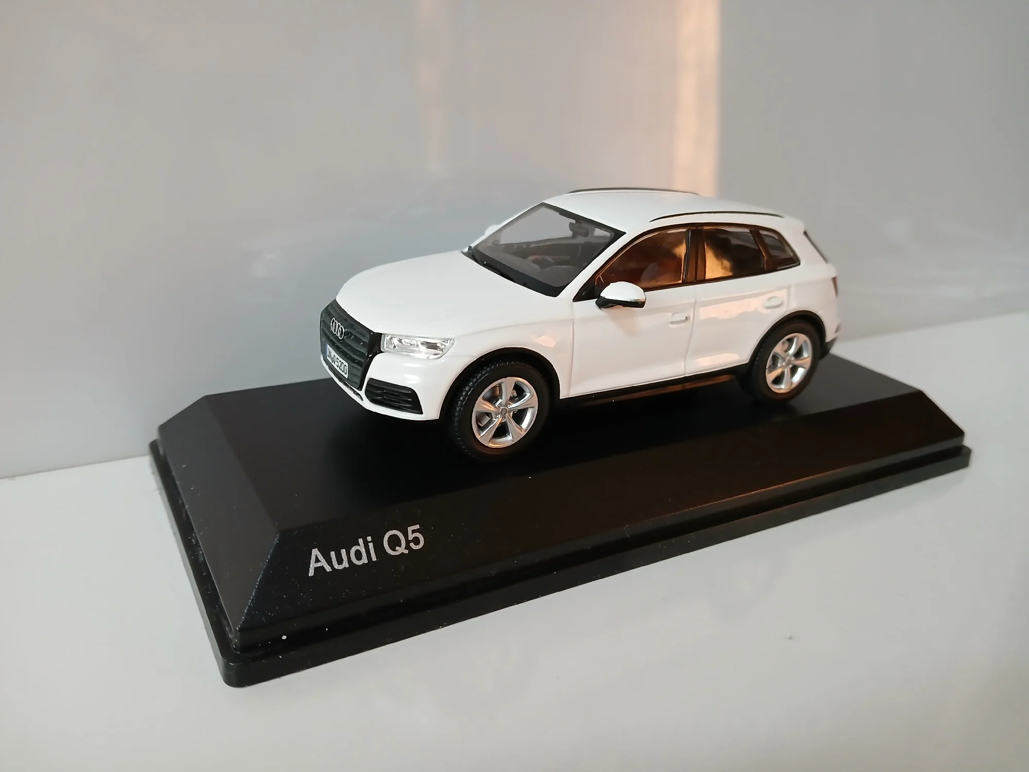 Diecast 1/43 Scale Audi Q5 SUV Off-road Vehicle Simulation Metal