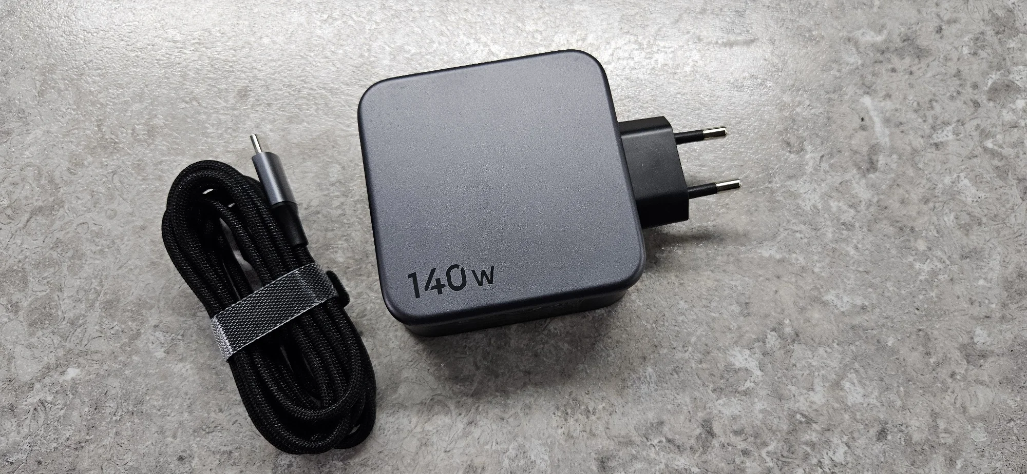 UGREEN Nexode 140W USB C GaN iphone Charger photo review
