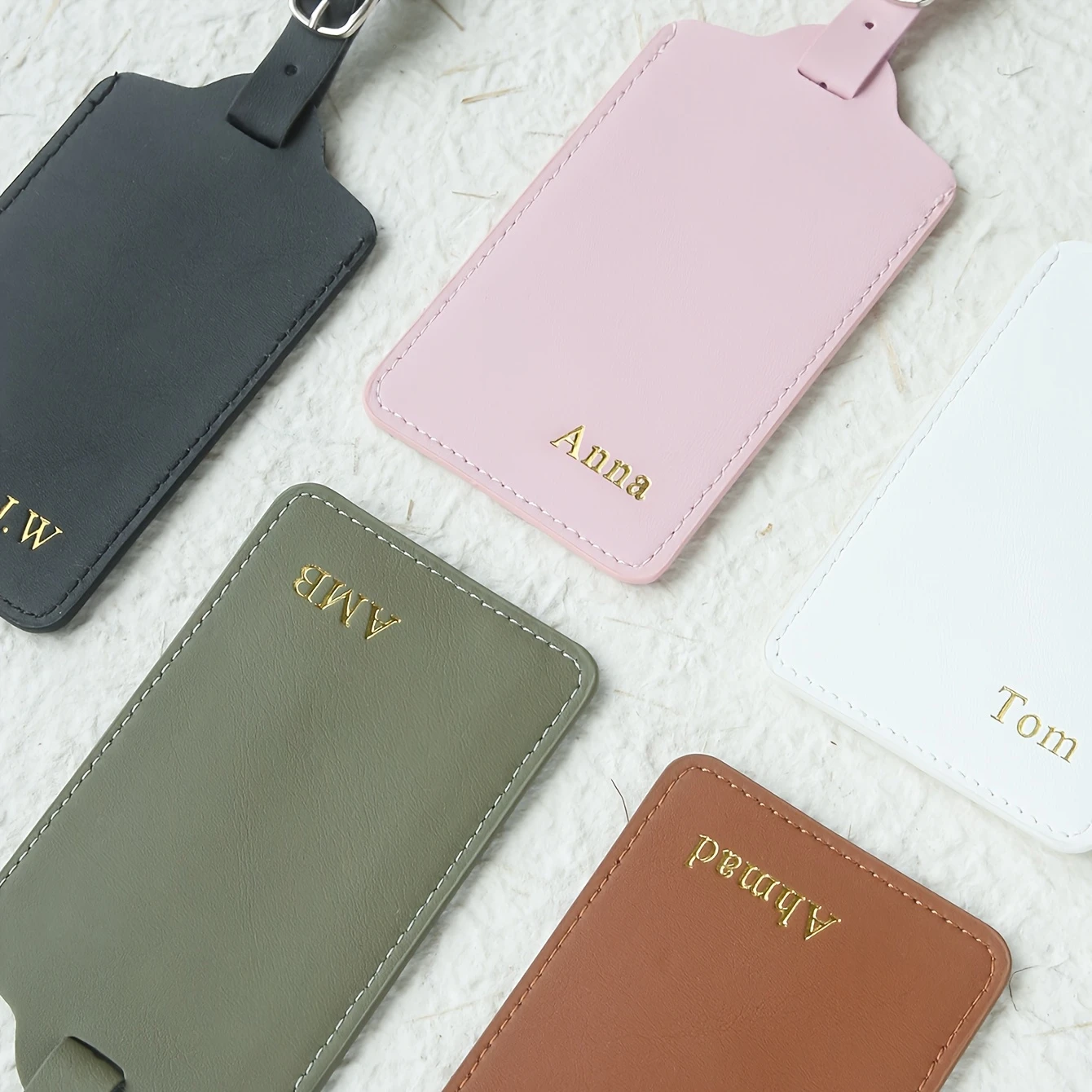 Etichetta per Bagagli Personalizzata con Monogramma Stampato a Caldo, Accessorio Minimalista e Leggero per Valigie in Rosa, Verde e Marrone - immagine 3