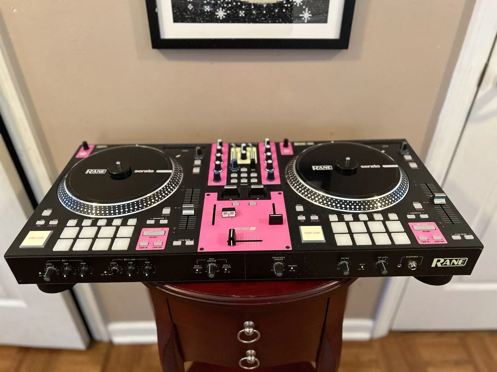 

Новый профессиональный моторизованный DJ-контроллер Rane One Serato с оригинальной коробкой