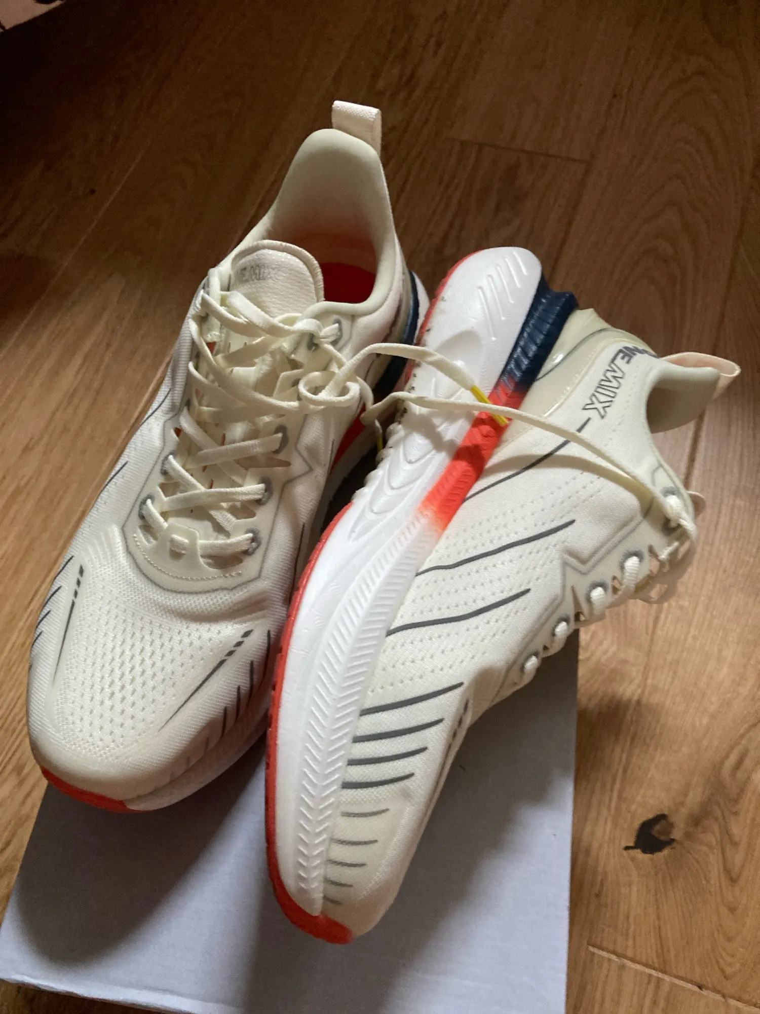 ONEMIX Weiß Straße Laufschuhe für Männer Air Kissen Outdoor Sport Schuhe Männlichen Trainer Sommer Jogging Schuhe Frauen Schuhe photo review