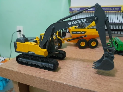 Bburago 1:50 Volvo excavator model high imitation die casting metal children toy boyfriend gift simulation alloy car collection photo review