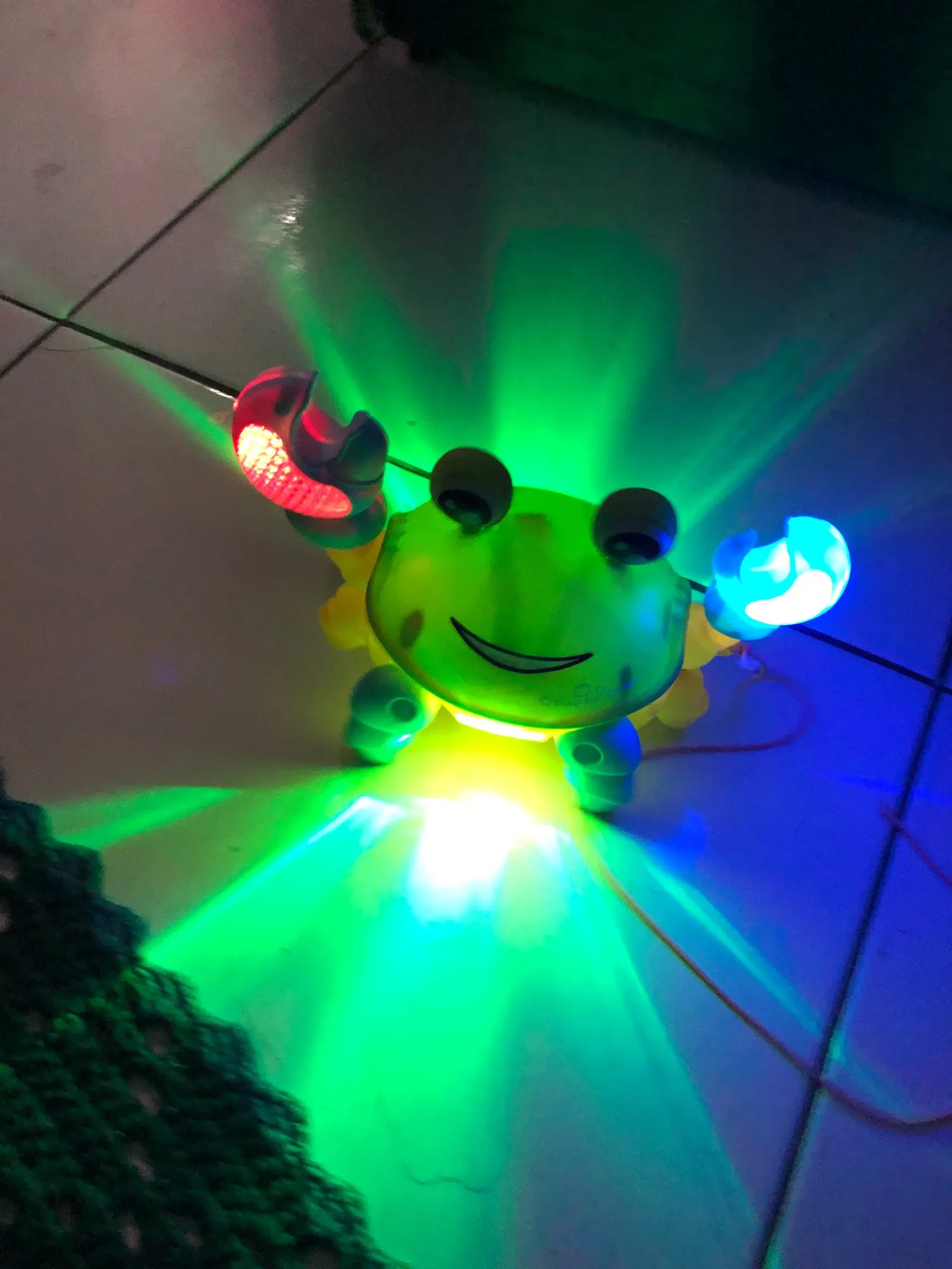 Brinquedo Caranguejo Fujão Musical Som Luz E Movimento photo review