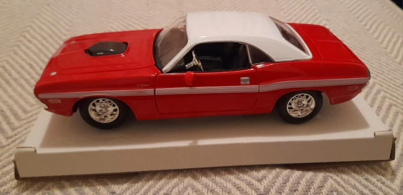 Maisto 1:24 1970 Dodge Challenge R/T Coupe Red simulation alloy