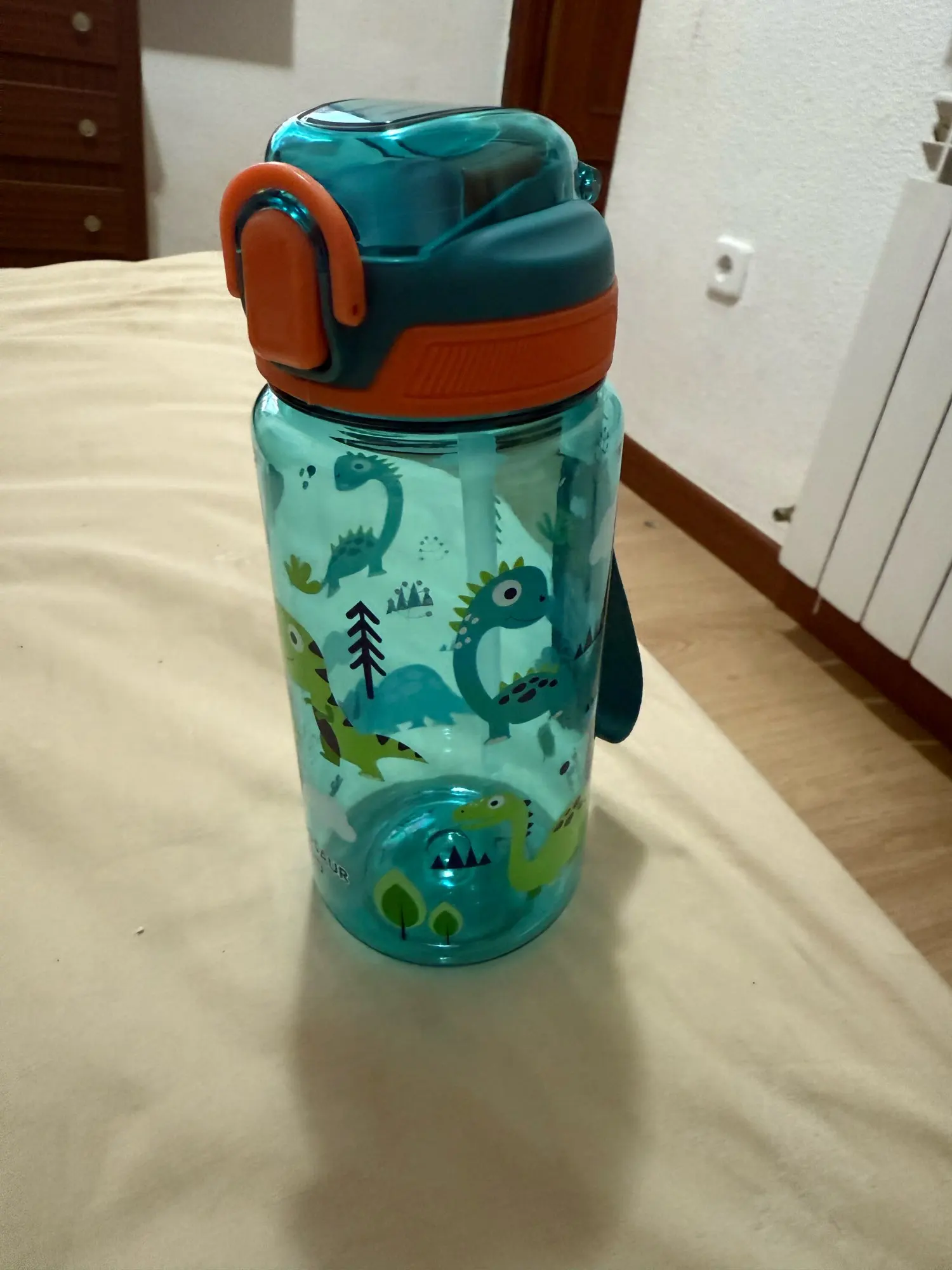 Botella de agua de dinosaurio de 600ml para niños, taza para sorber de agua con pajita de silicona, botellas de agua de plástico a prueba de fugas, taza de agua de verano para niños photo review