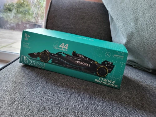 Bburago 1:24 Mercedes-AMG F1 Team W14 2023 #44 Hamilton #63 George Red Bull RB18 Alloy Car Model Formula One Die Casting Model photo review