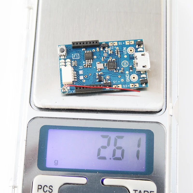 Émetteur vidéo VTX pour drone FPV, antenne et câbles visibles, composant électronique.