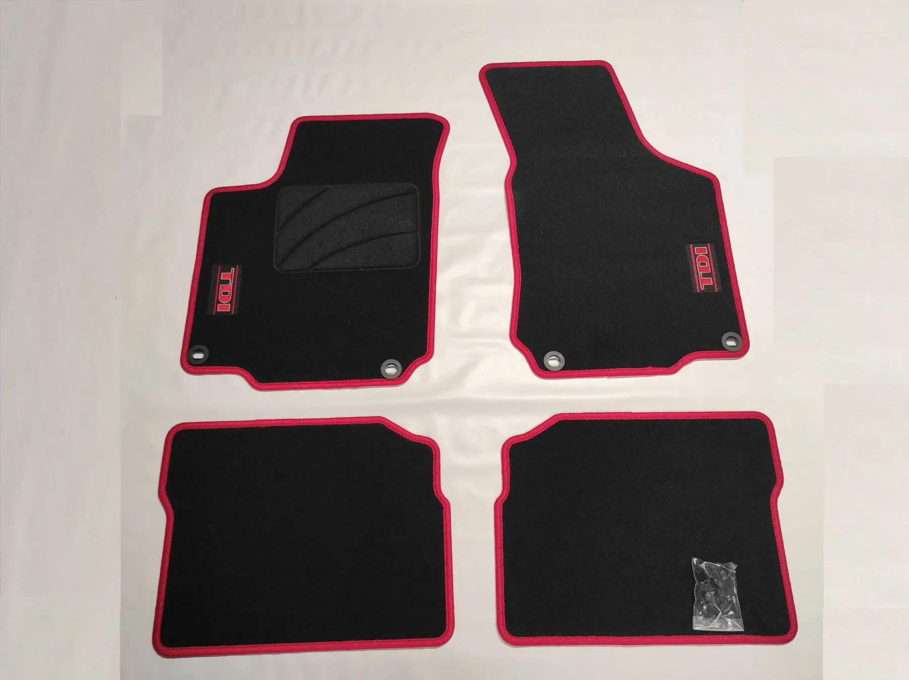 ALFOMBRILLAS SEAT LEON 1 CON LOGO RIBETE ROJO