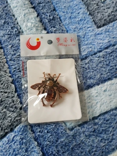 MZC 9 Styles Insect Bee Frog Brooches Pin Female Hijab Pin Snails Beetle Broche Male Suit Lapel Pin Animal Crystal Strass Brooch