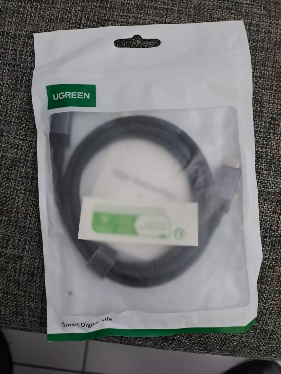 UGREEN PD3.1 240W USB-C Cable USB4 80Gbps 16K Display Type-C Fast Charging Compatible with USB-C Monitors MacBook iPad iPhone 17 photo review