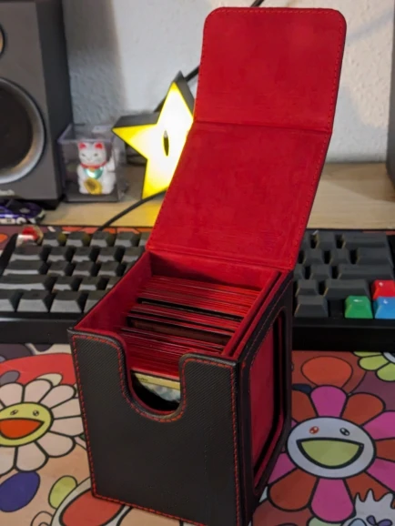 Caja de baraja de cartas con ventana de visualización, capacidad para 120 + tarjetas de una sola manga, cierre magnético, adecuada para tarjetas CCG, tarjetas de juego mágicas photo review