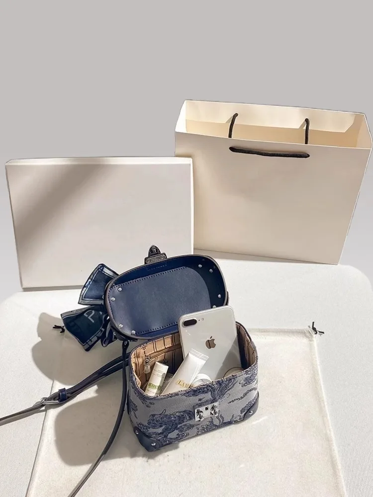 حقيبة يد عصرية ورائجة، تتميز بتطريز أنيق وأوشحة رق...