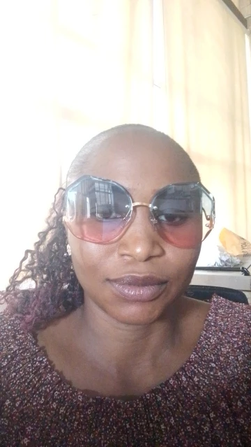 Oversized Square Metal Frame Women's UV400 Sunglasses photo review